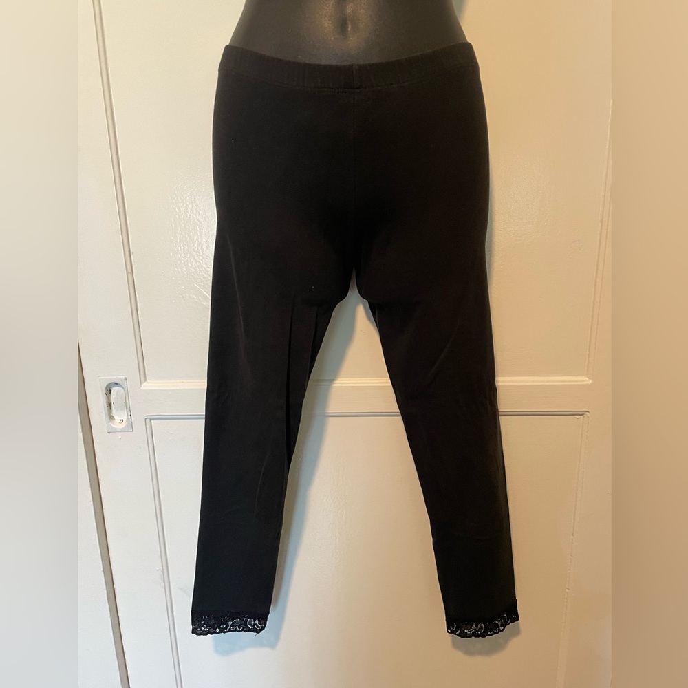 Black Lace Capri Leggings 🖤